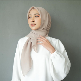 Nafi Hijab: Dari Sejarah Hijab hingga Tips Tampil Segiempat Rapi Seharian