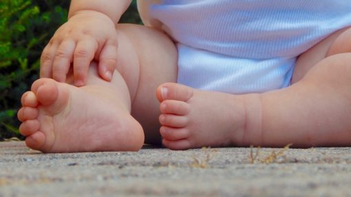 Kulit Bayi Kemerahan Terus? Kenali 5 Penyebab Utama dan Cara Aman Mengatasinya