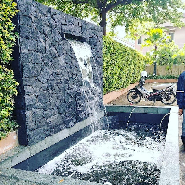 10+ Ide Kolam Air Terjun Batu Alam yang Bikin Taman Rumah Auto Mewah dan Adem