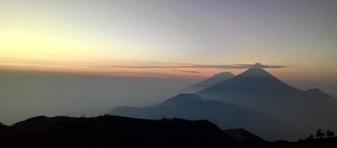 Mau Ngejar Sunrise Legendaris di Gunung Prau? Simpan Dulu Panduan Wajib 2025 Ini!