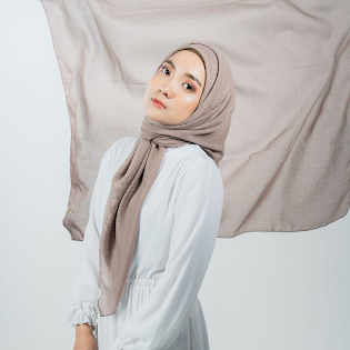 Nafi Hijab: Dari Sejarah Hijab hingga Tips Tampil Segiempat Rapi Seharian