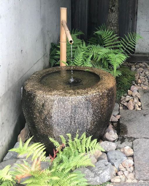10+ Ide Kolam Air Terjun Batu Alam yang Bikin Taman Rumah Auto Mewah dan Adem