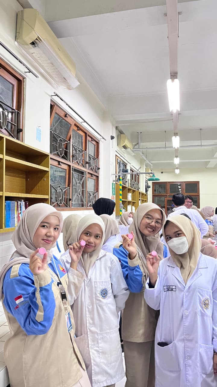 Dari Lab ke Glow: Serunya Meracik Blush On Sendiri di Kelas Formulasi UAD
