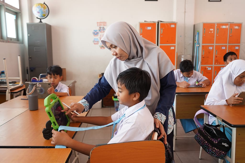 Belajar Pakai Tablet di SD Al Muslim: Serunya Kelas Digital Sejak Dini