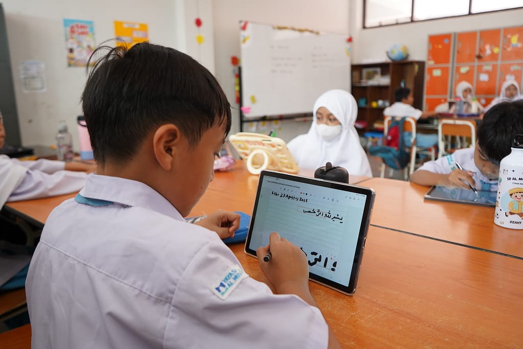 Belajar Pakai Tablet di SD Al Muslim: Serunya Kelas Digital Sejak Dini