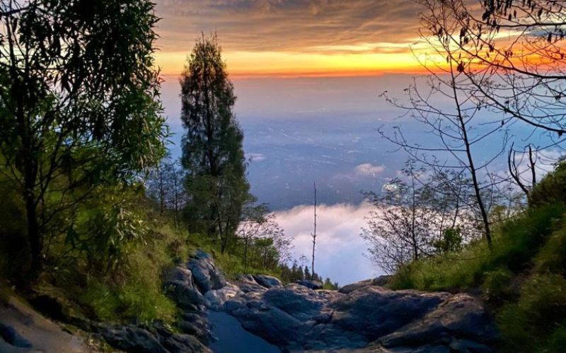 Mau Ngejar Sunrise di Puncak Tertinggi Bali? Simpan Dulu Panduan Jalur Gunung Agung Ini!