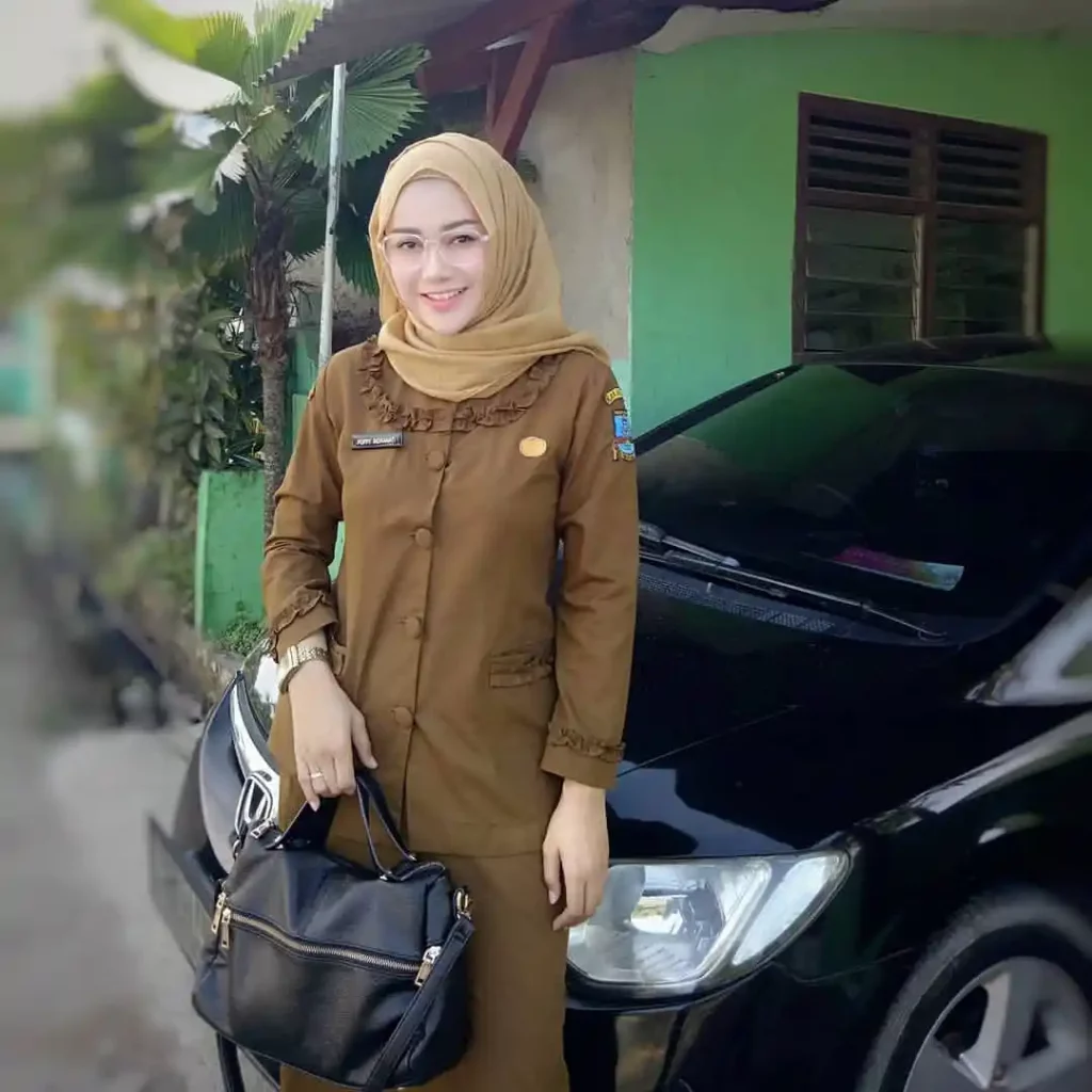 Viral Sejak 2016, Bu Poppy Buktikan Guru Juga Bisa Secantik Makeup Influencer