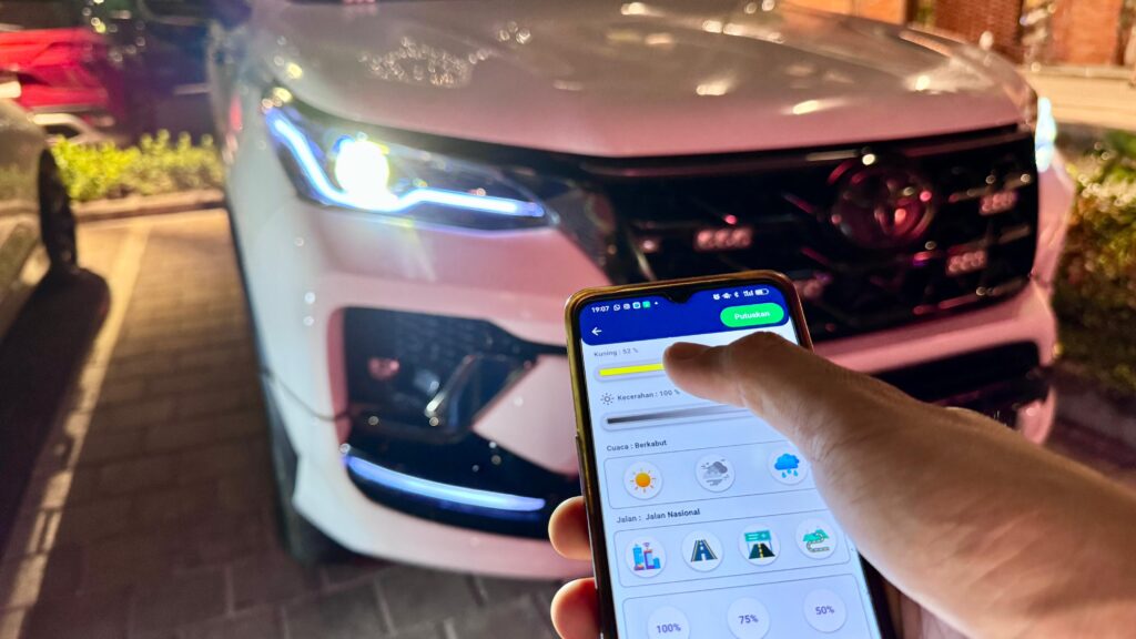 Headlamp Autovision Dakar Carbon RSi: Atur Warna & Cahaya Mobil Cuma Modal Smartphone!