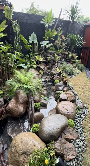 10+ Ide Kolam Air Terjun Batu Alam yang Bikin Taman Rumah Auto Mewah dan Adem
