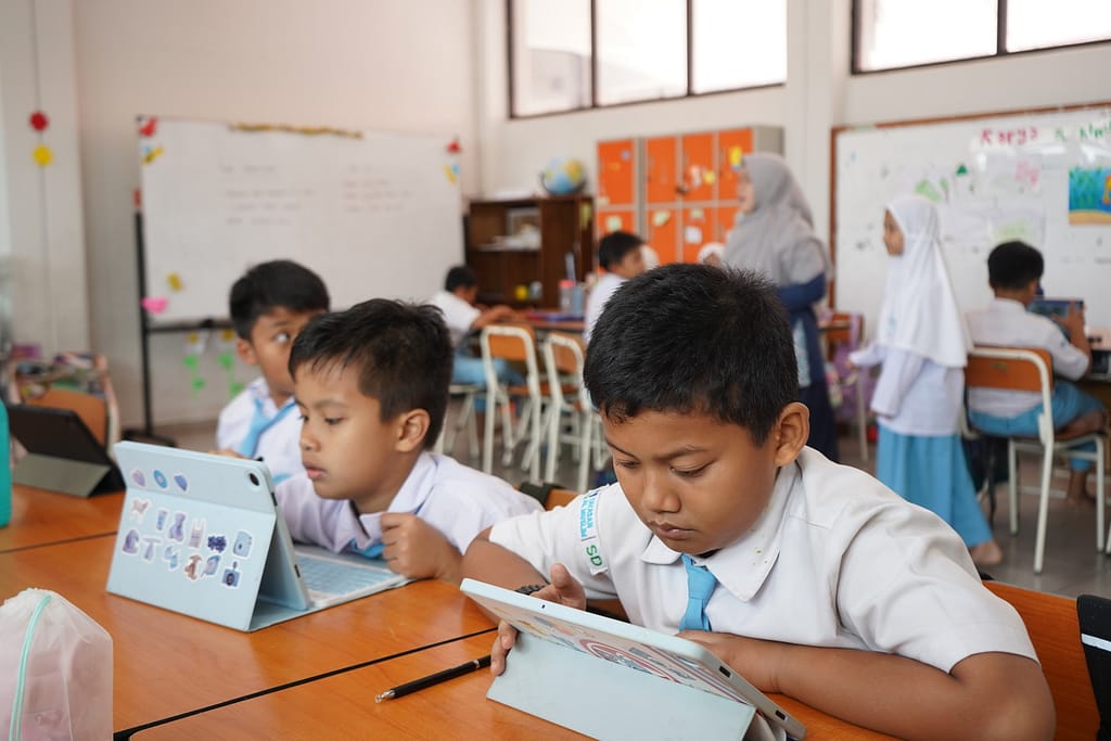 Belajar Pakai Tablet di SD Al Muslim: Serunya Kelas Digital Sejak Dini