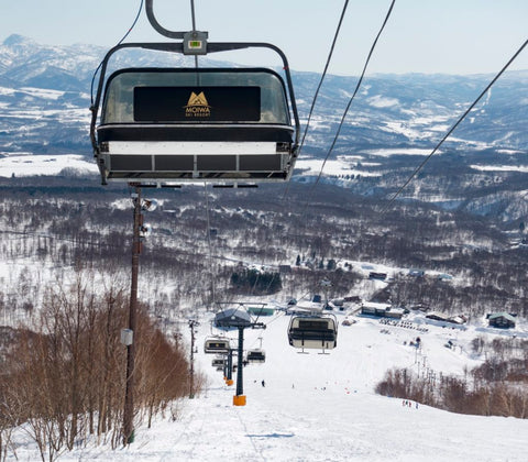 Liburan Musim Dingin Santai di Niseko: Dari Ski Powder Sampai Onsen & Susu Segar