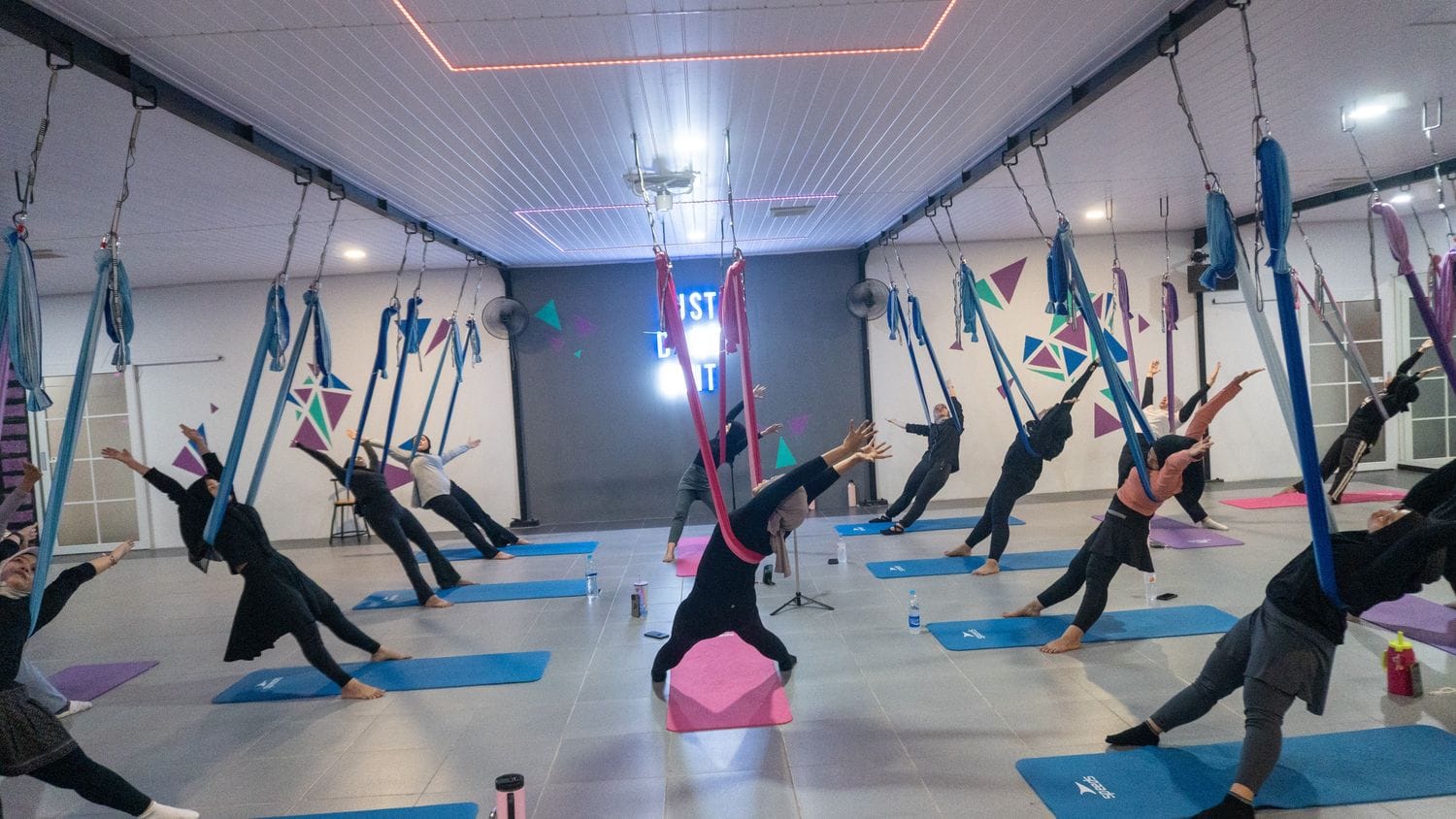 Aerial Hammock Yoga di Aceh: Dari Deg-degan Inversi sampai Ketagihan Savasana