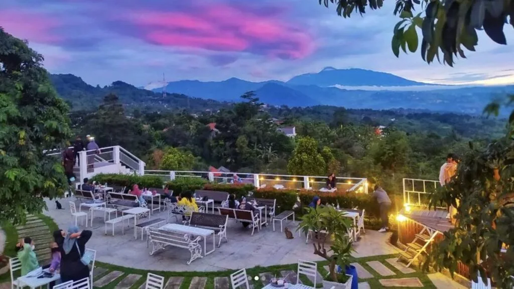 14 Destinasi Hits di Sentul: Dari Gunung, Curug, Sampai Tempat Kuliner Family Friendly!