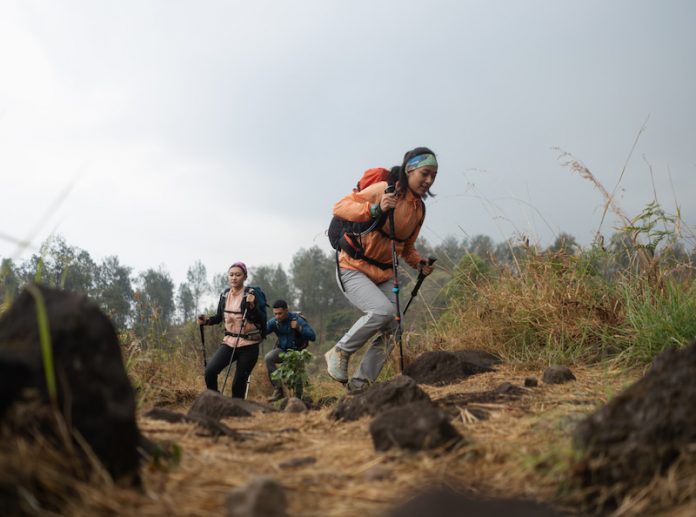 Checklist Wajib Tektok Gunung: 9 Gear Penting Biar Jalur Naik-Turun Tetap Aman & Nyaman