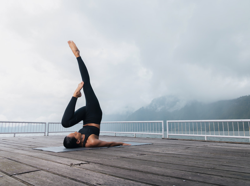 9 Outfit Yoga Wanita yang Bikin Gerak Leluasa dan Tetap Super Stylish