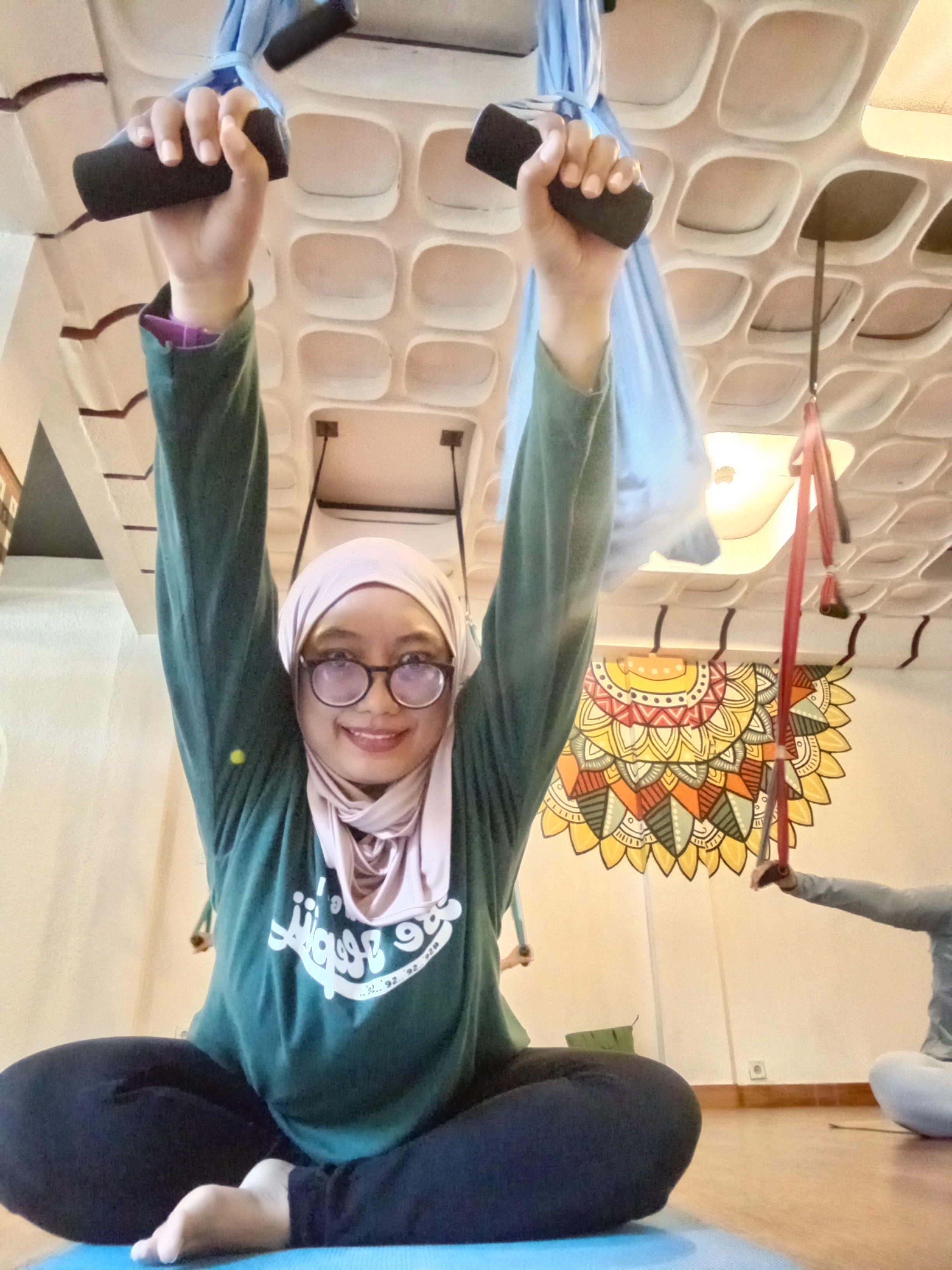Dari Takut Melayang sampai Ketagihan: Pengalaman Pertama Coba Yoga Swing untuk Pemula