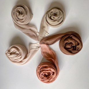 Nafi Hijab: Dari Sejarah Hijab hingga Tips Tampil Segiempat Rapi Seharian