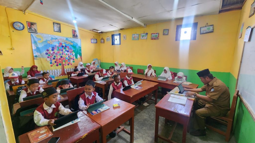 Sekolah Digital Tanpa Ribet Internet: Langkah Nyata Menuju Generasi Indonesia Emas 2045