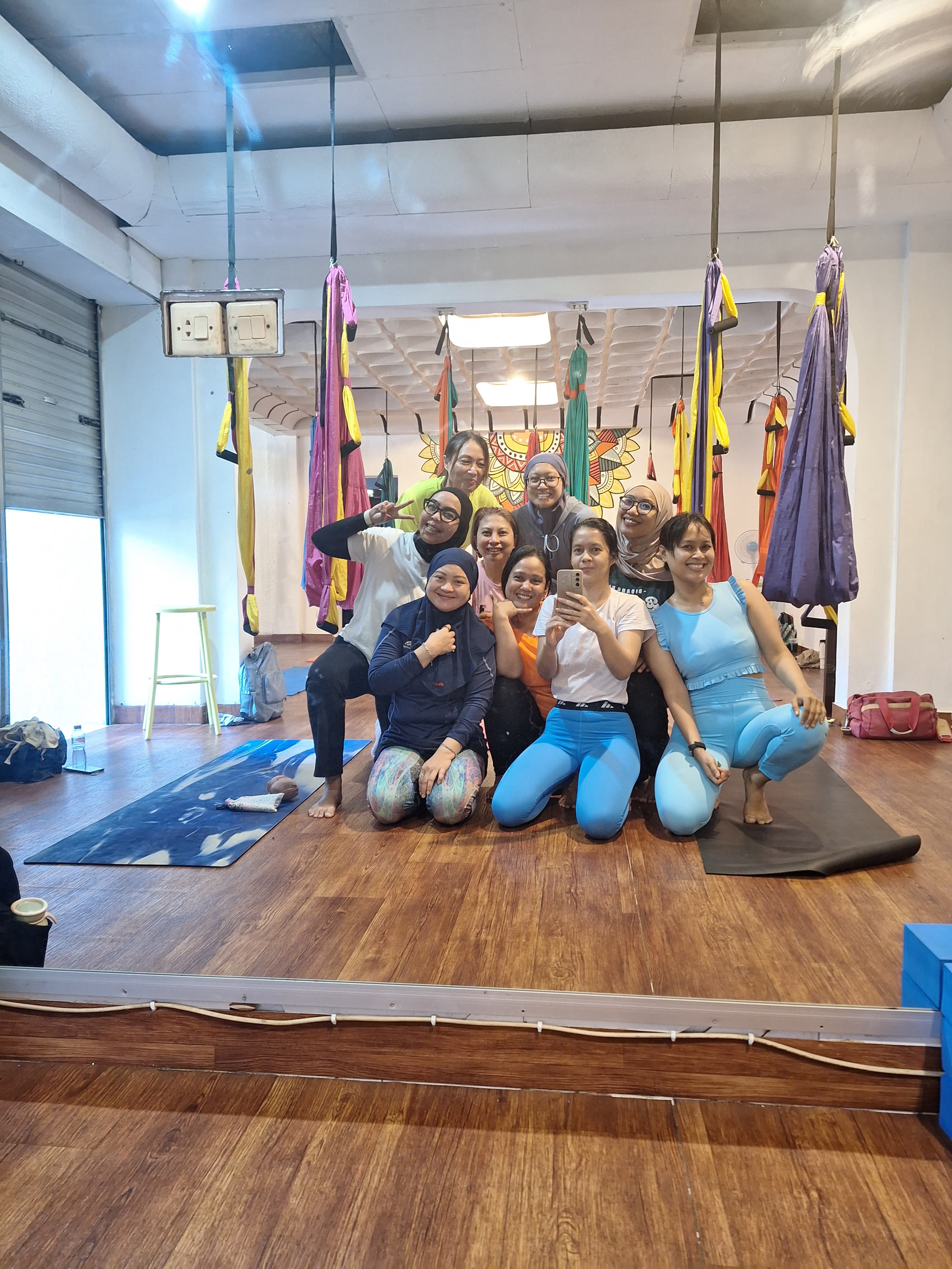 Dari Takut Melayang sampai Ketagihan: Pengalaman Pertama Coba Yoga Swing untuk Pemula