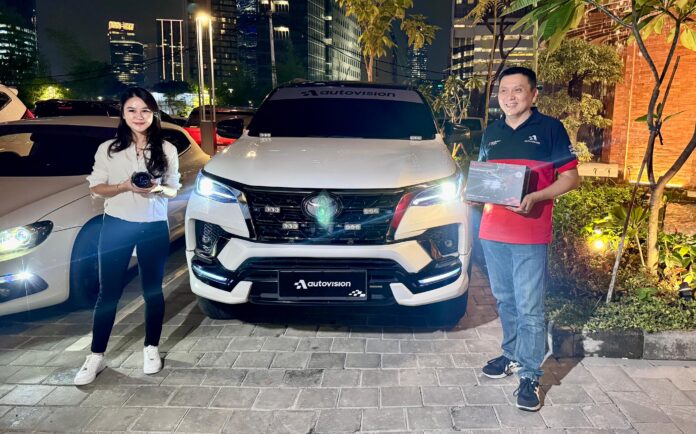 Headlamp Autovision Dakar Carbon RSi: Atur Warna & Cahaya Mobil Cuma Modal Smartphone!