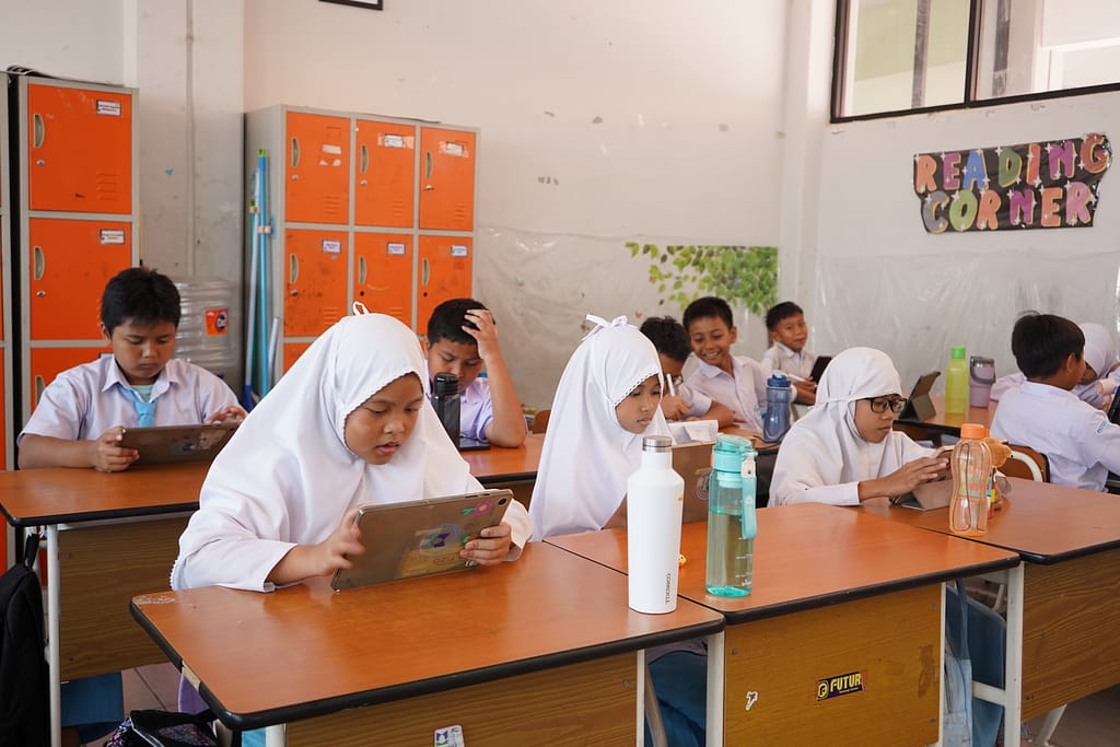 Belajar Pakai Tablet di SD Al Muslim: Serunya Kelas Digital Sejak Dini