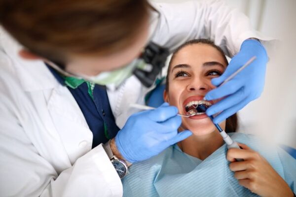 Pengen Veneer atau Bleaching? Baca Dulu Panduan Aman Biar Nggak Menyesal