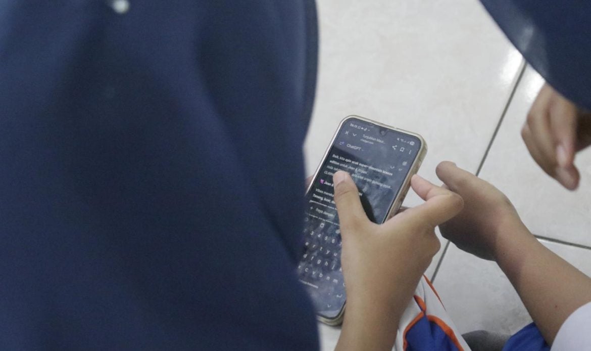 Remaja Kecanduan Gadget? Kenali Tanda Bahaya dan Cara Selamatkan Mental Mereka