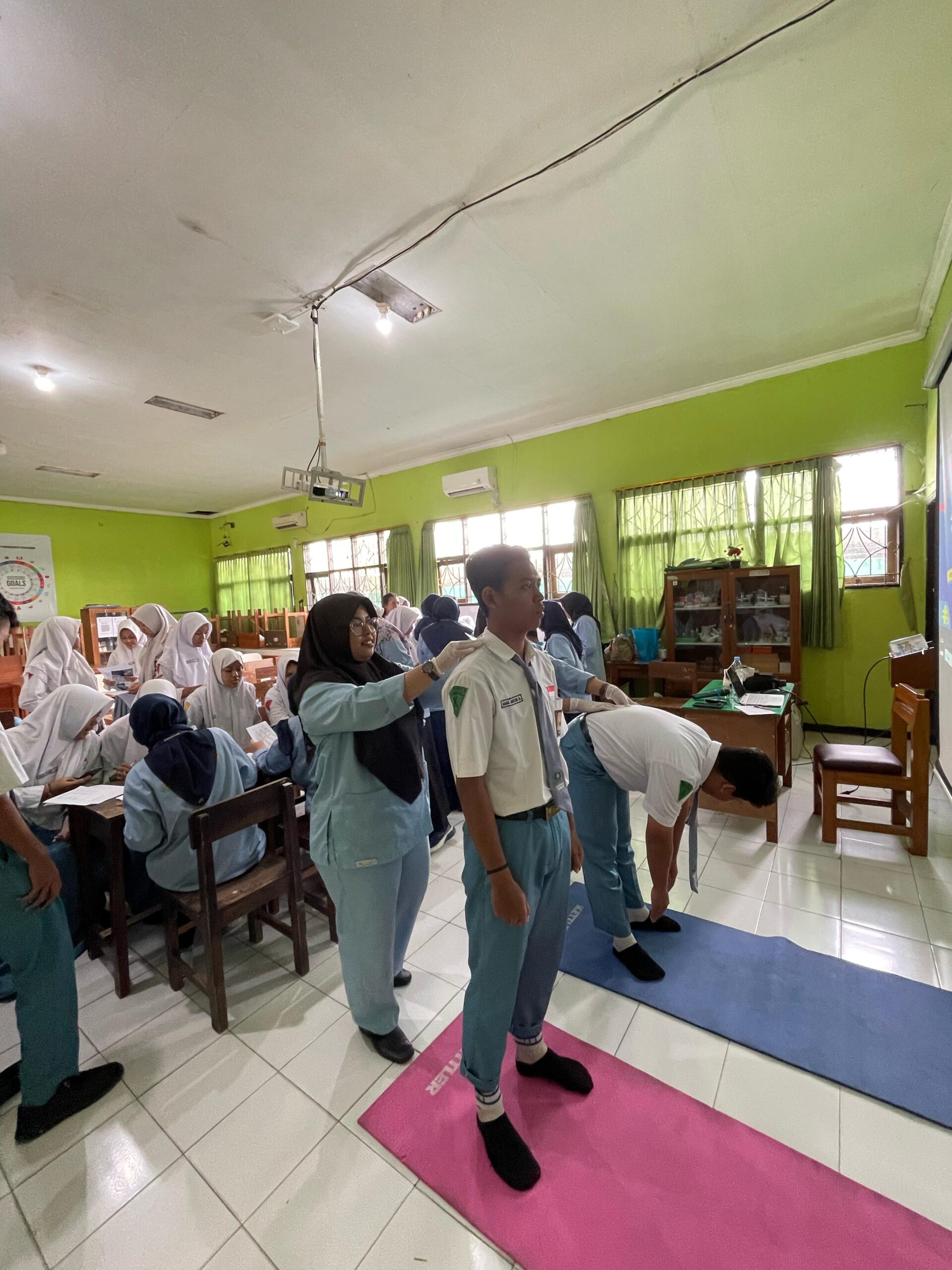 Staf Pengajar Bebas Nyeri Bahu: Rahasia Postur dan Gerak Cerdas yang Sering Diabaikan