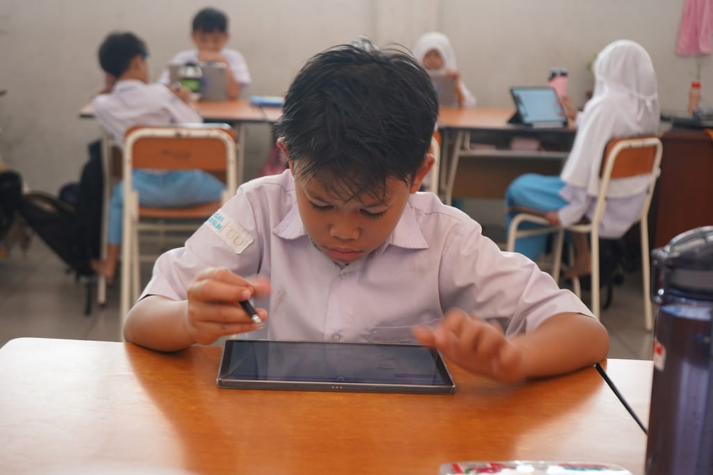 Belajar Pakai Tablet di SD Al Muslim: Serunya Kelas Digital Sejak Dini