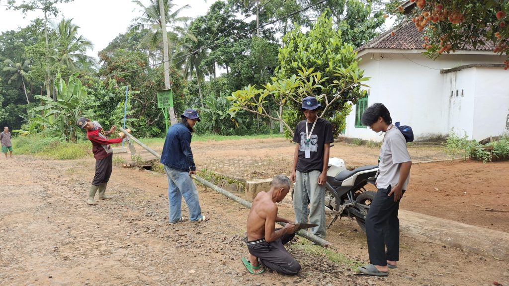 Desa Makin Terang, Warga Makin Nyaman: Kisah Sukses Lampu Surya Mahasiswa KKN Unila