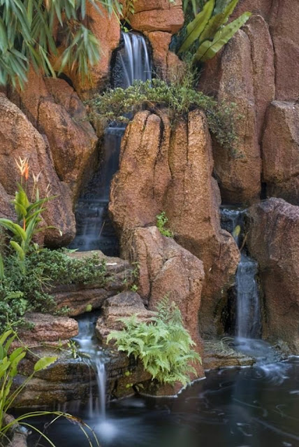 10+ Ide Kolam Air Terjun Batu Alam yang Bikin Taman Rumah Auto Mewah dan Adem