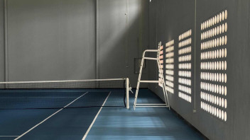 Samator Tennis Court Surabaya: Lapangan Indoor Nyaman Buat Sparring Tanpa Takut Hujan