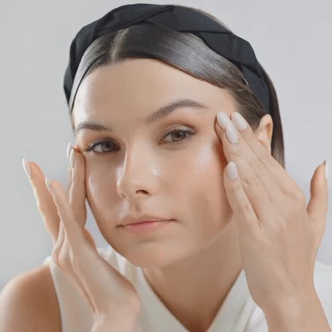 Makeup Cakey Terus? Ini Rahasia Base Flawless yang Nempel Seharian!