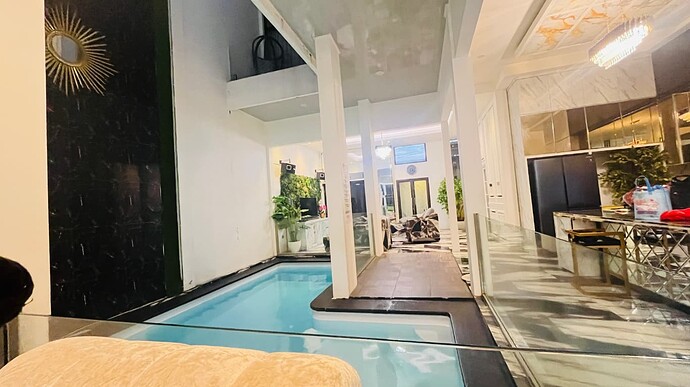 Staycation ala Sosialita: Villa Tiga Lantai dengan Kolam Indoor dan Area Gym, Bikin Betah Seharian!