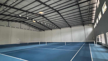 Samator Tennis Court Surabaya: Lapangan Indoor Nyaman Buat Sparring Tanpa Takut Hujan