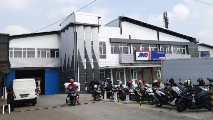 ARMY Puas, Dompet Lega: Curhat Kolektor BTS yang Ketagihan SAT SET JNE