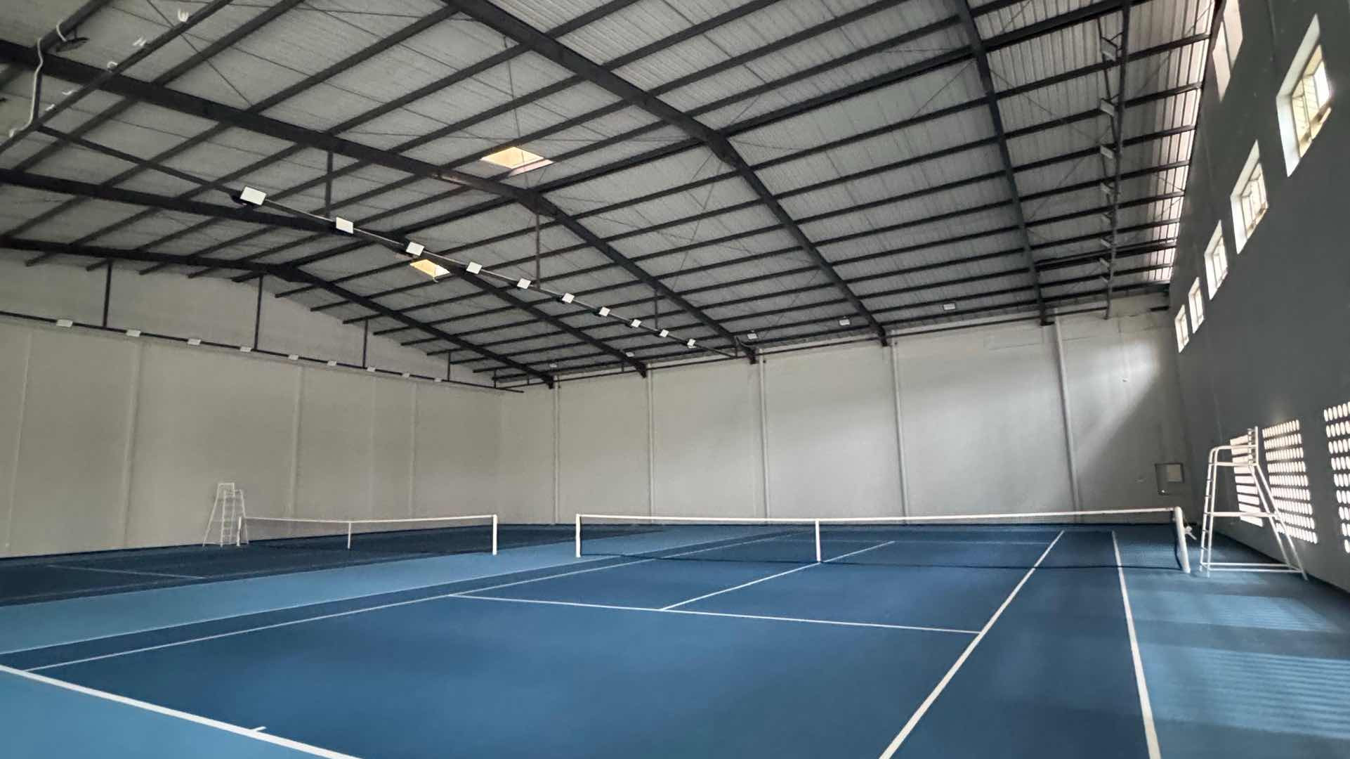 Samator Tennis Court Surabaya: Lapangan Indoor Nyaman Buat Sparring Tanpa Takut Hujan