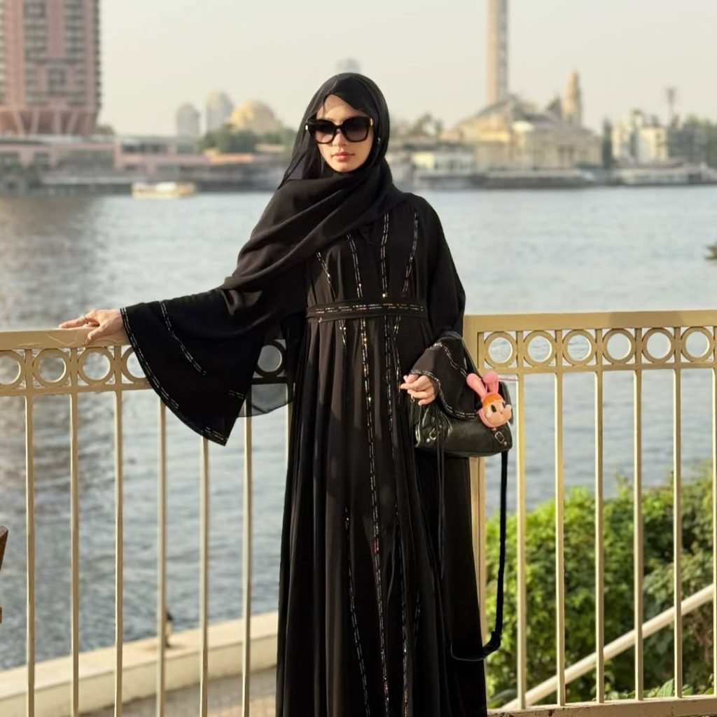 5 Trik Abaya Hitam Ala Inara Rusli: Simple, Syar’i, Tapi Kelihatan Super Mewah