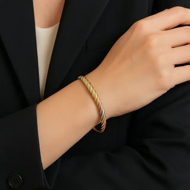 7 Gelang Emas Twist 3 Warna yang Bikin Gaya Kantoran Auto Naik Kelas