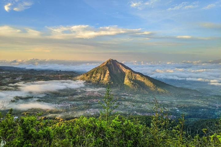 5 Gunung Ramah Pemula yang Bikin Ketagihan Camping dan Traveling Alam