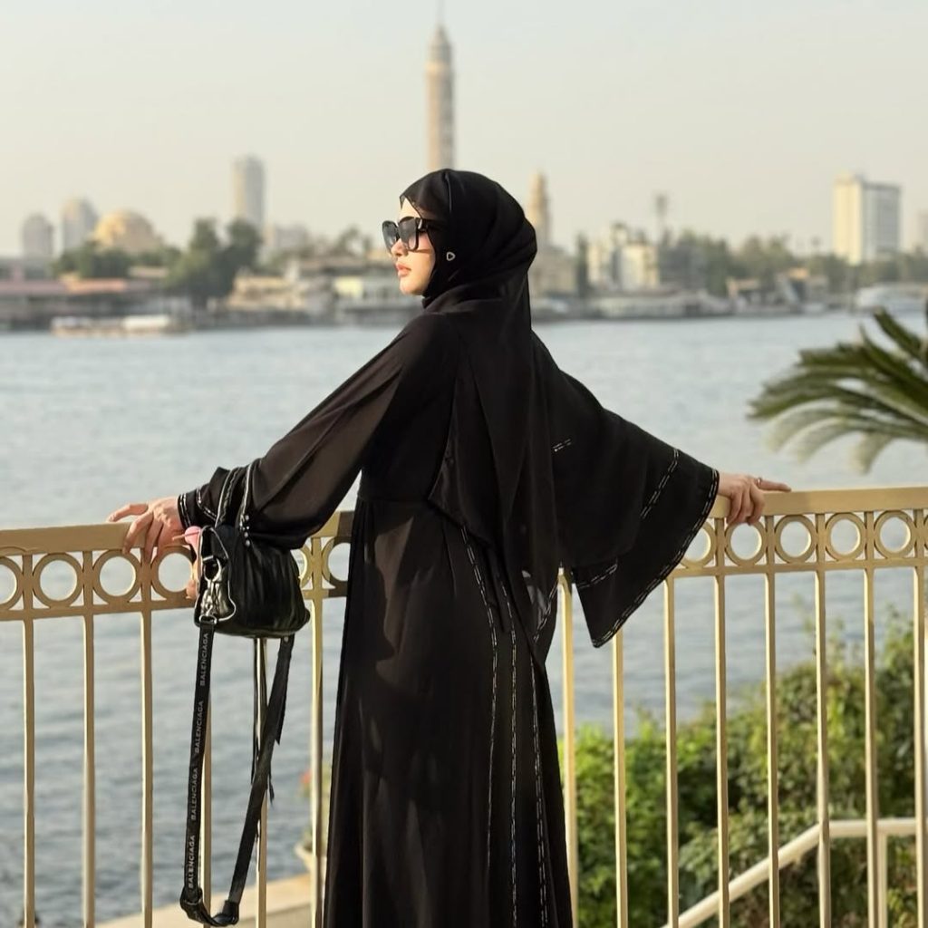 5 Trik Abaya Hitam Ala Inara Rusli: Simple, Syar’i, Tapi Kelihatan Super Mewah