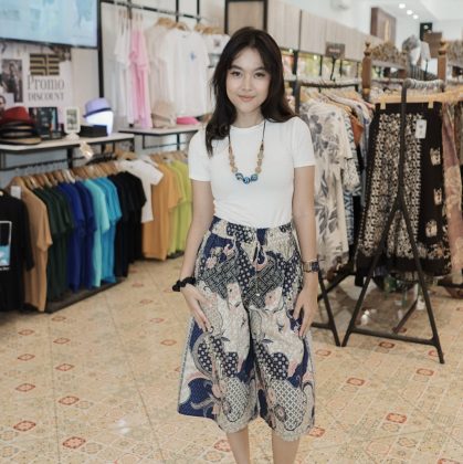 Satu Celana Batik 7/8 untuk Seharian: Nyaman, Rapi, dan Bikin Siluet Makin Kece