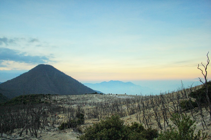 5 Gunung Ramah Pemula yang Bikin Ketagihan Camping dan Traveling Alam