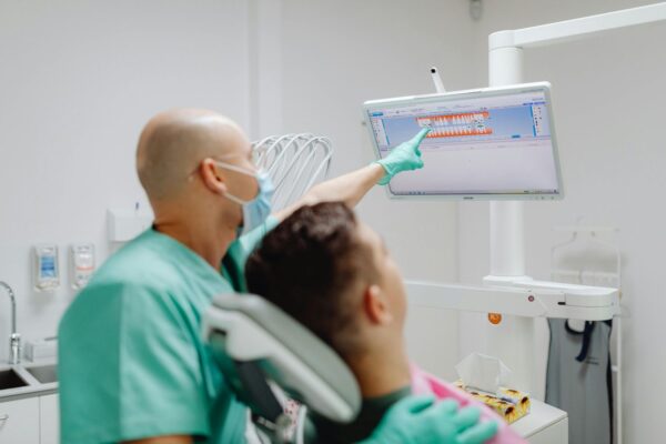 Masih Takut ke Dokter Gigi? Ini Alasan Pemeriksaan Rutin Wajib Masuk Agenda Hidup Sehatmu