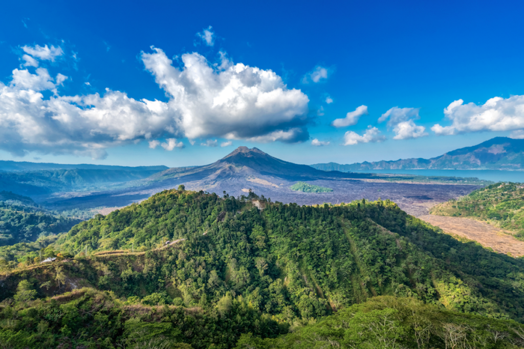 5 Gunung Ramah Pemula yang Bikin Ketagihan Camping dan Traveling Alam