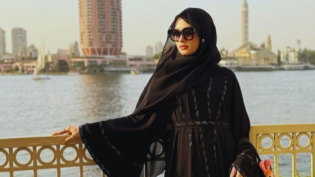 5 Trik Abaya Hitam Ala Inara Rusli: Simple, Syar’i, Tapi Kelihatan Super Mewah