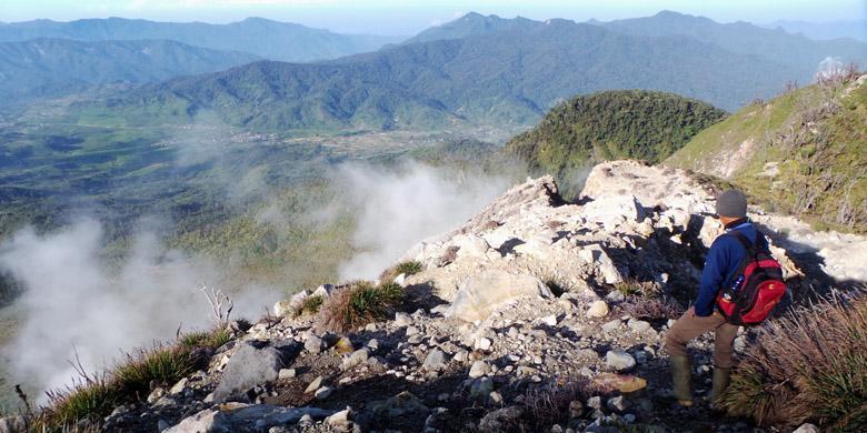 Panduan Lengkap Menaklukkan Gunung Talang: Jalur, Pesona, dan Persiapan Wajib