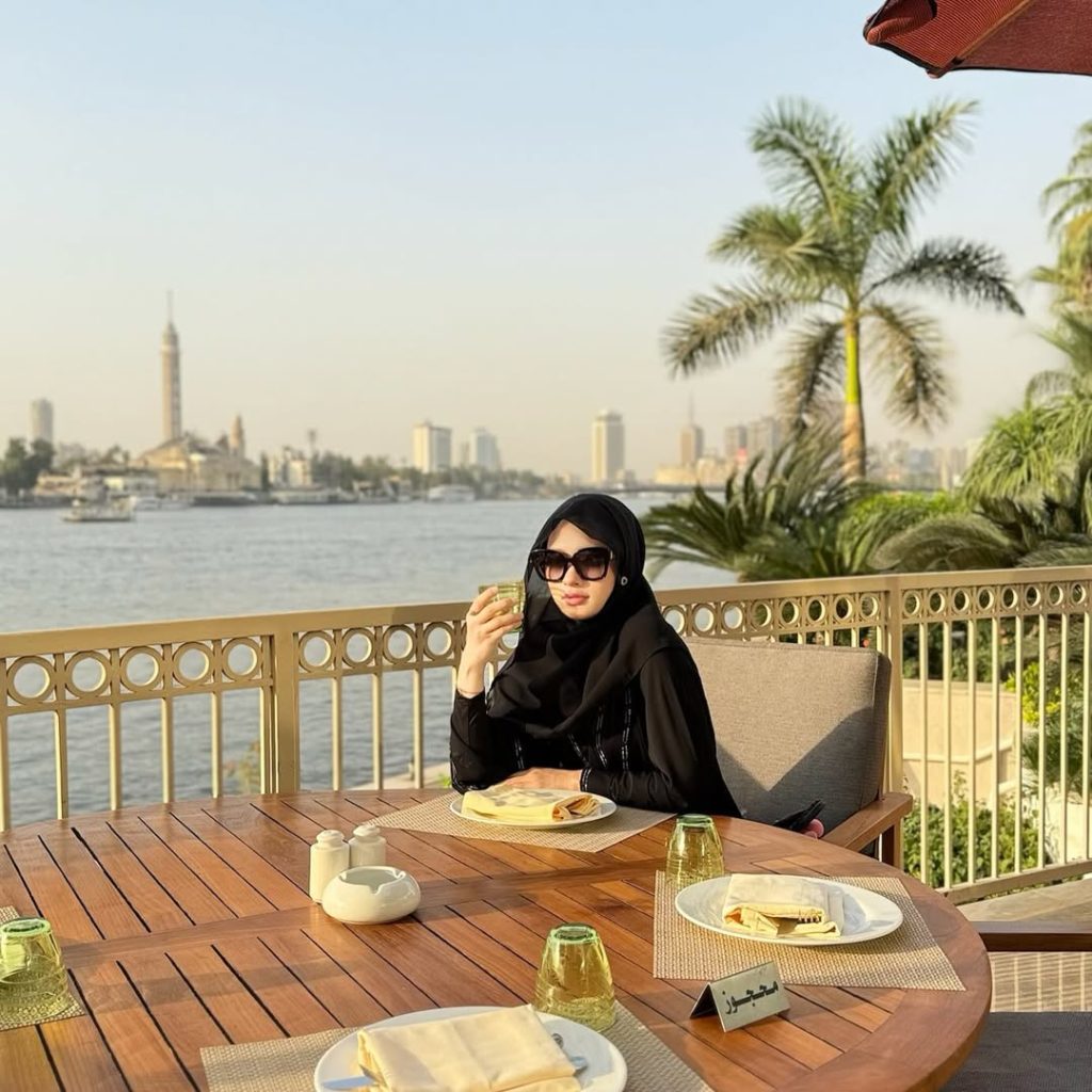 5 Trik Abaya Hitam Ala Inara Rusli: Simple, Syar’i, Tapi Kelihatan Super Mewah