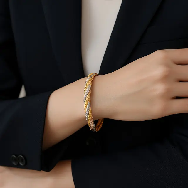 7 Gelang Emas Twist 3 Warna yang Bikin Gaya Kantoran Auto Naik Kelas