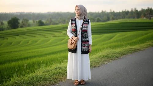 7 Ide Gamis + Vest Etnik yang Bikin Look 2025 Makin Standout